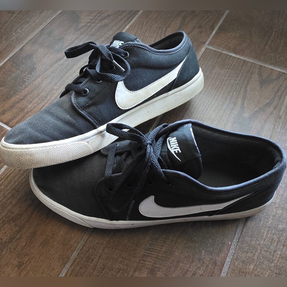 Nike Men's Black Canvas Low-Top Sneakers with White Swoosh